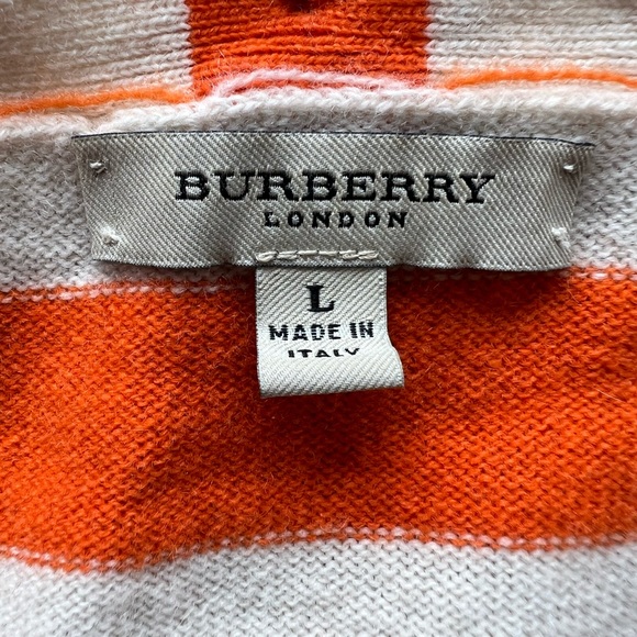 Mint condition Burberry 100% cashmere crewneck sweater with skinny neck scarf. - Picture 7 of 7